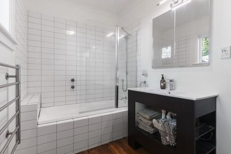 Photo of property in 40 Rona Street, Eastbourne, Lower Hutt, 5013