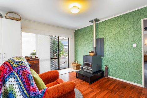 Photo of property in 46 Edgewater Parade, Waiuku, 2123