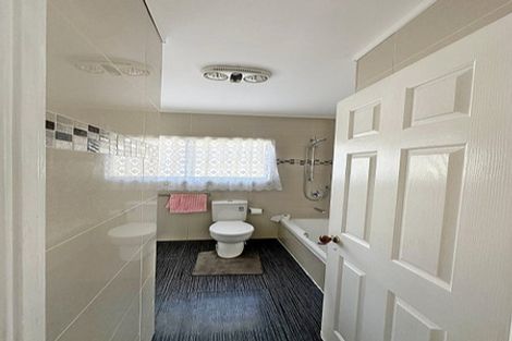 Photo of property in 16 Nerissa Place, Randwick Park, Auckland, 2105