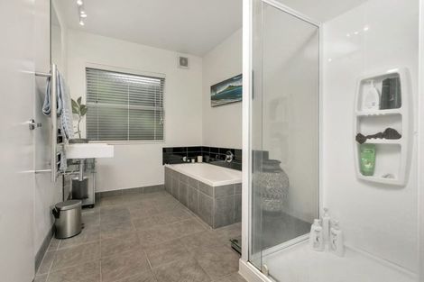 Photo of property in 150a Glenfield Road, Birkenhead, Auckland, 0626