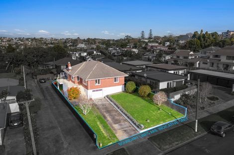 Photo of property in 1/53 Uxbridge Road, Mellons Bay, Auckland, 2014