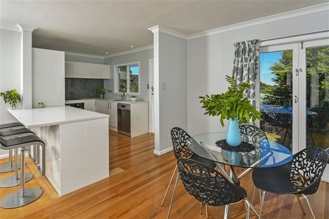 Photo of property in 2/284 East Coast Road, Forrest Hill, Auckland, 0620