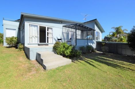 Photo of property in 19 Cleve Road, Green Bay, Auckland, 0604