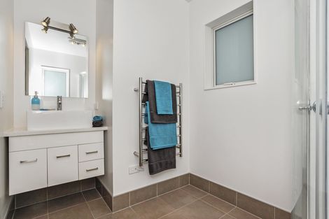 Photo of property in 31a Cliff View Drive, Green Bay, Auckland, 0604