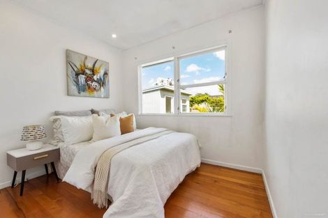 Photo of property in 24 La Rosa Street, Green Bay, Auckland, 0604