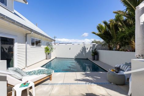 Photo of property in 10 Woolcombe Terrace, New Plymouth, 4310