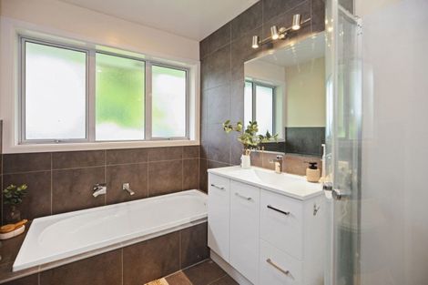 Photo of property in 87 Memorial Avenue, Ilam, Christchurch, 8053