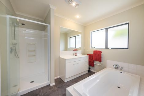 Photo of property in 147 Pacific Drive, Fitzherbert, Palmerston North, 4410