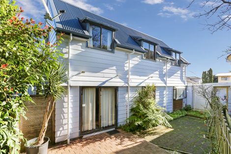 Photo of property in 2/31 Challen Close, Conifer Grove, Takanini, 2112