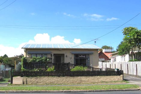 Photo of property in 18 Hutchinson Avenue, New Lynn, Auckland, 0600