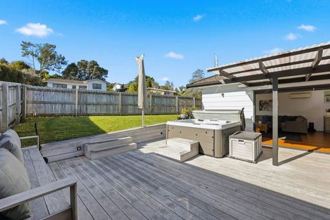 Photo of property in 64 Robbies Road, Shelly Park, Auckland, 2014
