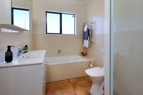 Photo of property in 23 Greenberry Drive, Ranui, Auckland, 0612