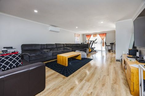 Photo of property in 35 Becker Drive, Weymouth, Auckland, 2103