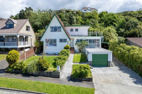 Photo of property in 5 Stanhope Grove, Korokoro, Lower Hutt, 5012