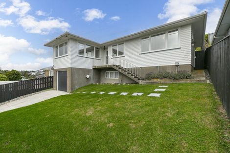 Photo of property in 15 Link Road, Newlands, Wellington, 6037