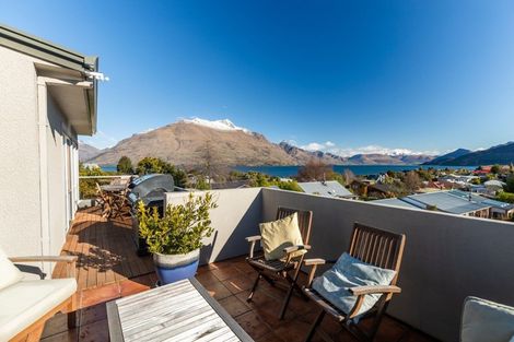 Photo of property in 4 Cedar Drive, Kelvin Heights, Queenstown, 9300