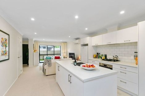 Photo of property in 15 Brindle Way, Newlands, Wellington, 6037