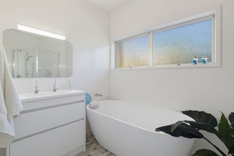 Photo of property in 5 Conifer Lane, Mangere Bridge, Auckland, 2022
