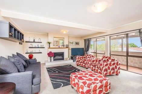 Photo of property in 13 Framalda Place, Conifer Grove, Takanini, 2112