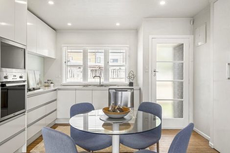 Photo of property in 2/134 Onewa Road, Northcote, Auckland, 0627