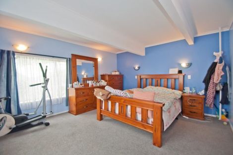 Photo of property in 16 Cypress Place, Sunnynook, Auckland, 0620