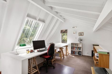 Photo of property in 4 Lady Bell Grove, Lowry Bay, Lower Hutt, 5013