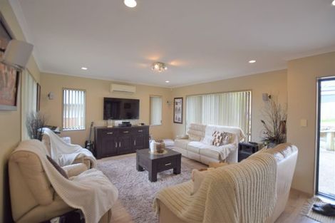 Photo of property in 24 View Ridge Drive, Ranui, Auckland, 0612