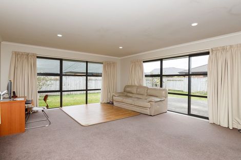 Photo of property in 5 Nevada Way, Kelvin Grove, Palmerston North, 4414