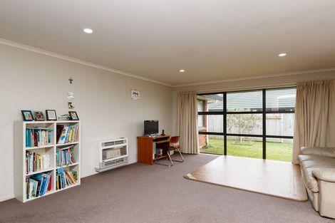 Photo of property in 5 Nevada Way, Kelvin Grove, Palmerston North, 4414