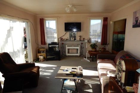 Photo of property in 6 Buchanan Place, Hawera, 4610