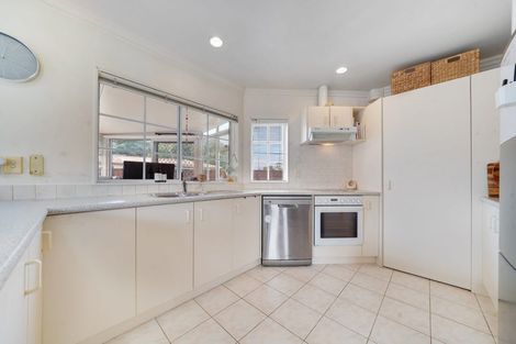 Photo of property in 2/13 Clevedon Road, Papakura, 2110