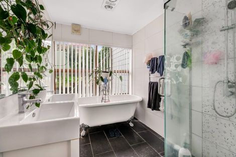 Photo of property in 30 Unsworth Drive, Unsworth Heights, Auckland, 0632