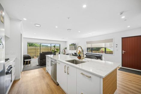 Photo of property in 18 Lyndfield Lane, Newlands, Wellington, 6037