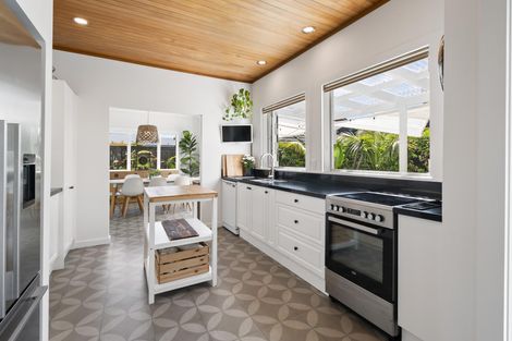 Photo of property in 17 Phoenix Avenue, Hokowhitu, Palmerston North, 4410