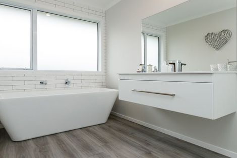 Photo of property in 20 Pegasus Place, Kelvin Grove, Palmerston North, 4414