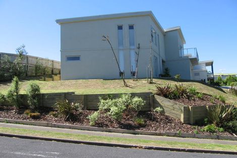 Photo of property in 1a Deverell Place, Northcross, Auckland, 0632