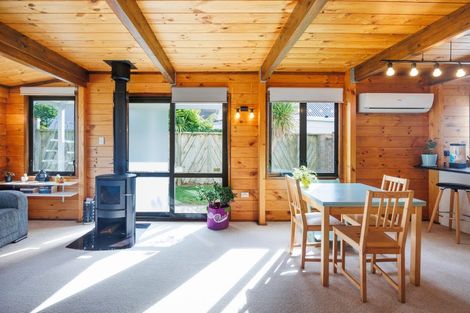 Photo of property in 21 Heathcote Place, Fitzherbert, Palmerston North, 4410