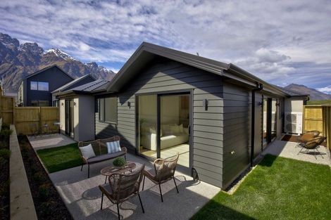 Photo of property in 32 Shelduck Road, Jacks Point, 9371