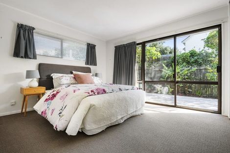 Photo of property in 2/5 Hanlon Crescent, Narrow Neck, Auckland, 0624