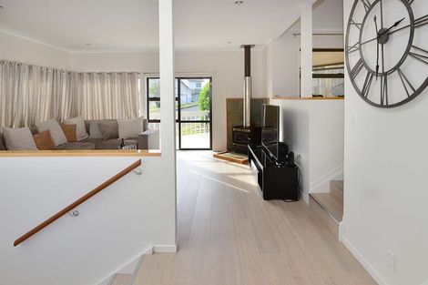 Photo of property in 8 Tenbless Court, Unsworth Heights, Auckland, 0632