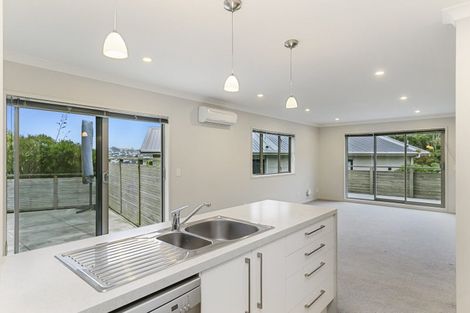 Photo of property in 12 Ted Gilberd Place, Newlands, Wellington, 6037