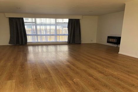 Photo of property in 1/84 Greenslade Crescent, Northcote, Auckland, 0627