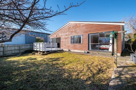 Photo of property in 11b Warrington Grove, Newlands, Wellington, 6037