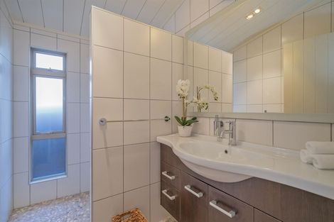 Photo of property in 16 Robinson Road, Whitianga, 3510