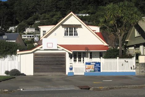 Photo of property in 33 Marine Parade, Eastbourne, Lower Hutt, 5013