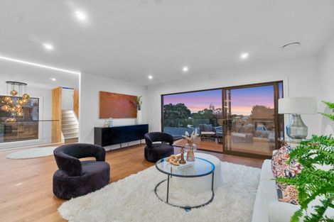 Photo of property in 2/21 Eastcliffe Road, Castor Bay, Auckland, 0620