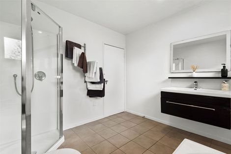 Photo of property in 9 Garmons Way, Castor Bay, Auckland, 0620