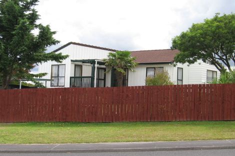 Photo of property in 32 West Harbour Drive, West Harbour, Auckland, 0618