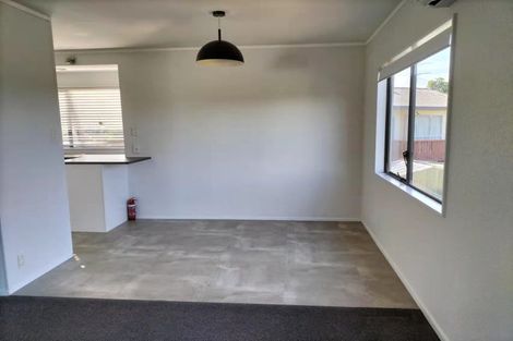 Photo of property in 1/84 Totaravale Drive, Totara Vale, Auckland, 0629