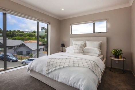 Photo of property in 2 Brindle Way, Newlands, Wellington, 6037